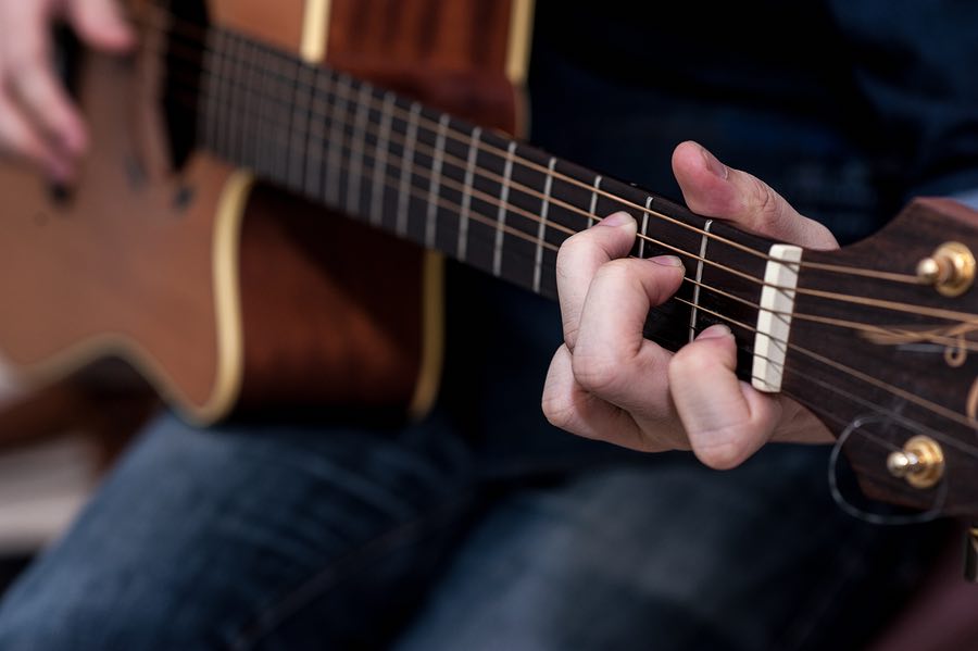 How do you play chords without strumming pattern? Just strum it once? :  r/guitarlessons